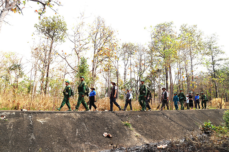 Dưới thời tiết nắng nóng của những ngày cuối tháng 2 Tây Nguyên, nhưng cán bộ, chiến sĩ Bộ đội Biên phòng và lãnh đạo Đảng ủy, chính quyền cùng đồng bào các dân tộc xã Krông Na, huyện Buôn Đôn vẫn phấn khởi tuần tra, kiểm soát biên giới. Dưới thời tiết nắng nóng của những ngày cuối tháng 2 Tây Nguyên, nhưng cán bộ, chiến sĩ Bộ đội Biên phòng và lãnh đạo Đảng ủy, chính quyền cùng đồng bào các dân tộc xã Krông Na, huyện Buôn Đôn vẫn phấn khởi tuần tra, kiểm soát biên giới.