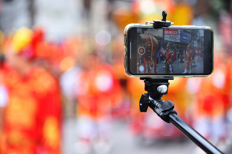 Người dân và du khách thập phương ghi lại những hình ảnh đẹp của Lễ hội chùa Láng năm nay.