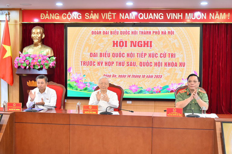 Tổng Bí thư Nguyễn Phú Trọng cùng các đại biểu Quốc hội Đơn vị bầu cử số 1, thành phố Hà Nội tham dự buổi tiếp xúc cử tri.