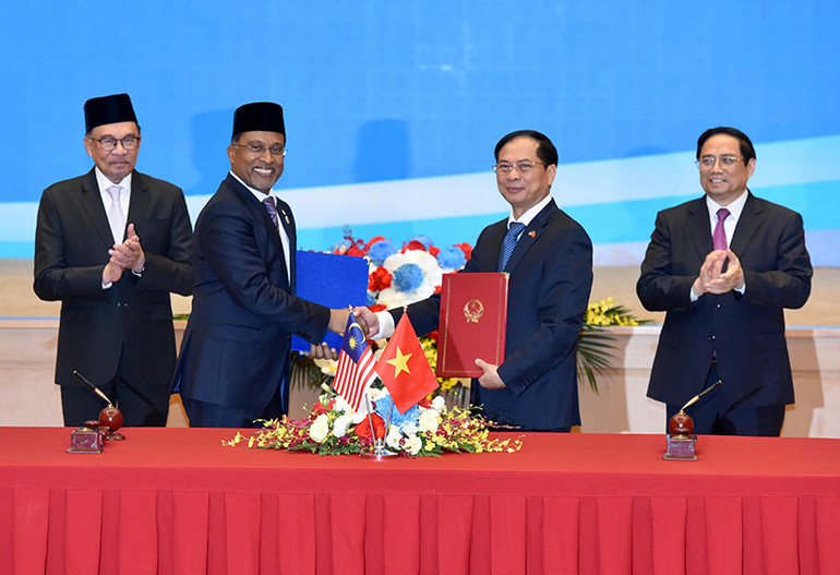 Thủ tướng Phạm Minh Chính và Thủ tướng Anwar Ibrahim chứng kiến Lễ ký Biên bản Kỳ họp lần thứ 7 Ủy ban hỗn hợp và Hợp tác kinh tế, khoa học và kỹ thuật Việt Nam-Malaysia.