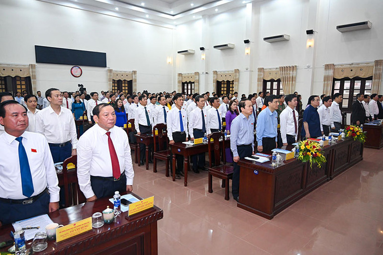 Chủ tịch Quốc hội Vương Đình Huệ và các đại biểu thực hiện nghi thức chào cờ tại lễ khai mạc kỳ họp.