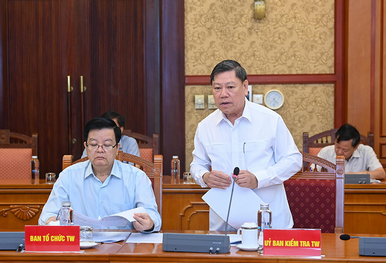 Phó Chủ nhiệm thường trực Ủy ban Kiểm tra Trung ương Trần Văn Rón phát biểu tại hội nghị. (Ảnh: Duy Linh)