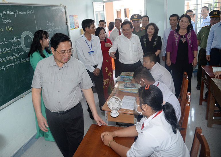 Thủ tướng Phạm Minh Chính thăm 1 lớp học dạy trẻ em khuyết tật của Trường Nuôi dạy trẻ khuyết tật Bến Tre.