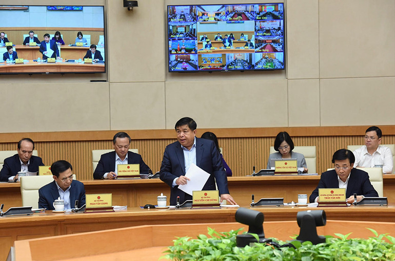 Bộ trưởng Kế hoạch và Đầu tư Nguyễn Chí Dũng trình bày báo cáo. Bộ trưởng Kế hoạch và Đầu tư Nguyễn Chí Dũng trình bày báo cáo.