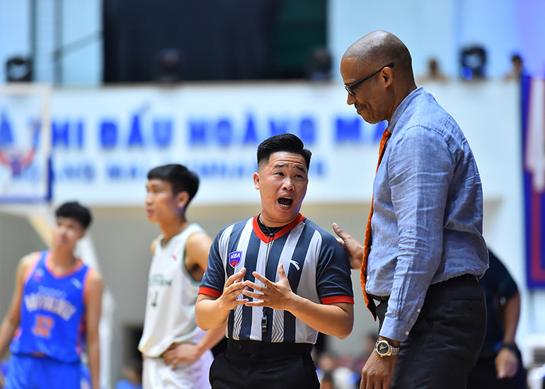 Trọng tài phải liên tục nhắc nhở huấn luyện viên Erik Rashad khi ông liên tục có những phản ứng trước các tình huống bị thổi lỗi có phần nhạy cảm của các học trò.