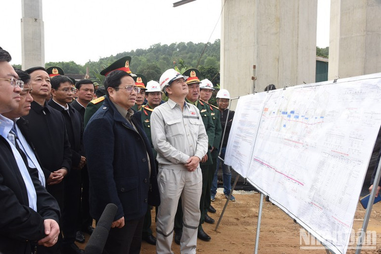 Thủ tướng Phạm Minh Chính kiểm tra tiến độ thi công cầu Ồ, xã Nhi Đồng, huyện Nghi Lộc, Nghệ An thuộc dự án cao tốc Diễn Châu-Bãi Vọt.
