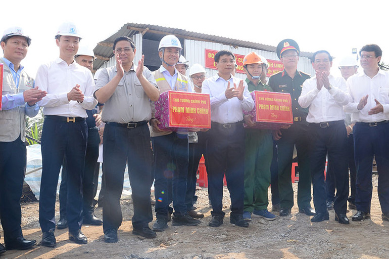Thủ tướng Phạm Minh Chính thăm, tặng quà các đơn vị tham gia thi công dự án.