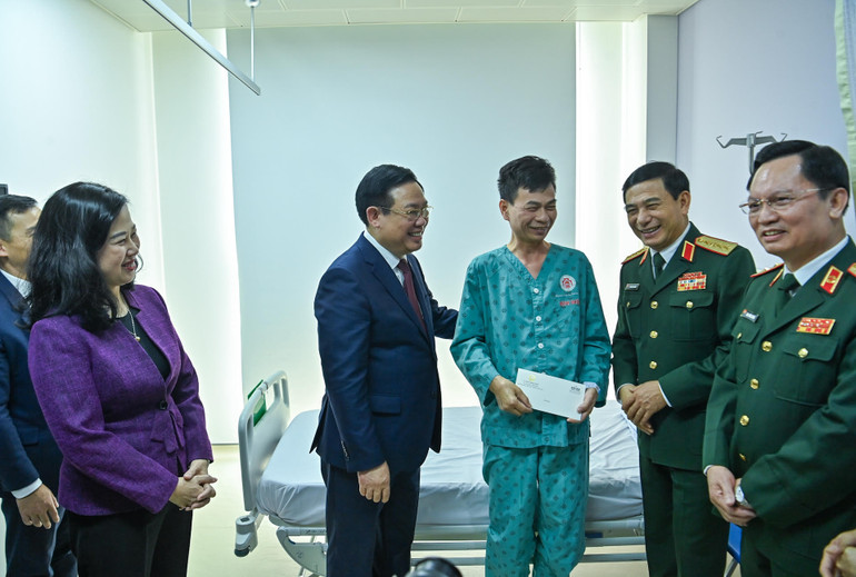 Chủ tịch Quốc hội Vương Đình Huệ thăm hỏi bệnh nhân đang điều trị tại bệnh viện.