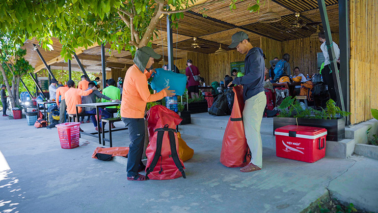 Người dân Tân Hóa tham gia làm nhân viên khuân vác, phục vụ cho các tour khám phá hang động Tú Làn.