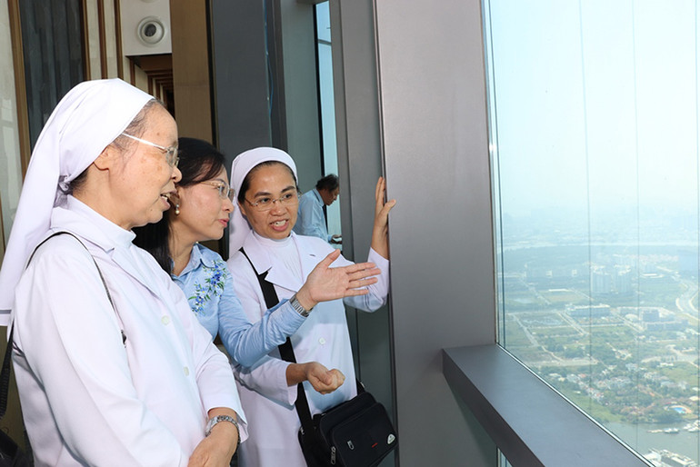 Các đại biểu tham quan tòa nhà Landmark 81.