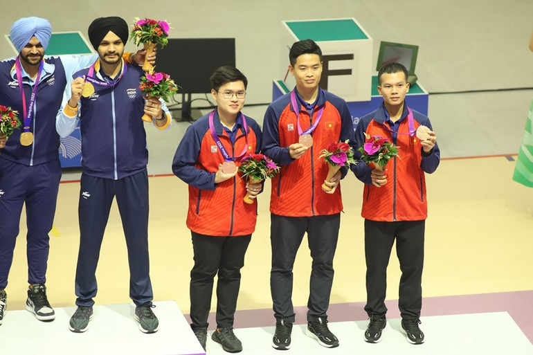 Phạm Quang Huy (giữa) còn giành Huy chương Đồng nội dung súng ngắn hơi 10m đồng đội cùng với Phan Công Minh và Lại Công Minh. (Ảnh: TTXVN phát)