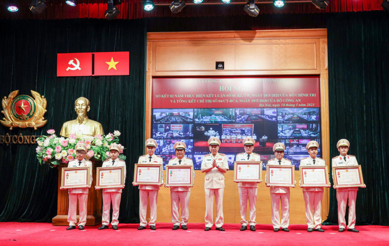 Bộ trưởng Tô Lâm trao Huân chương Chiến công, Huân chương Bảo vệ Tổ quốc tặng các tập thể, cá nhân.