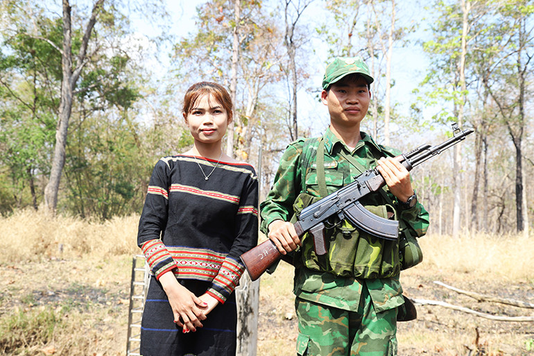 Các bạn trẻ đồng bào dân tộc thiểu số ở xã biên giới Krông Na, huyện Buôn Đôn lên thăm, động viên các chiến sĩ biên phòng làm nhiệm vụ trên khu vực biên giới nhân kỷ niệm 64 năm Ngày truyền thống Bộ đội Biên phòng (3/3/1959-3/3/2023) và 34 năm Ngày Biên phòng toàn dân (3/3/1989-3/3/2023). Các bạn trẻ đồng bào dân tộc thiểu số ở xã biên giới Krông Na, huyện Buôn Đôn lên thăm, động viên các chiến sĩ biên phòng làm nhiệm vụ trên khu vực biên giới nhân kỷ niệm 64 năm Ngày truyền thống Bộ đội Biên phòng (3/3/1959-3/3/2023) và 34 năm Ngày Biên phòng toàn dân (3/3/1989-3/3/2023).
