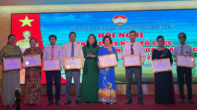 Trao bằng khen cho tập thể, các nhân có thành tích xuất sắc trong tổ chức và hoạt động Ngày hội Đại đoàn kết toàn dân tộc.