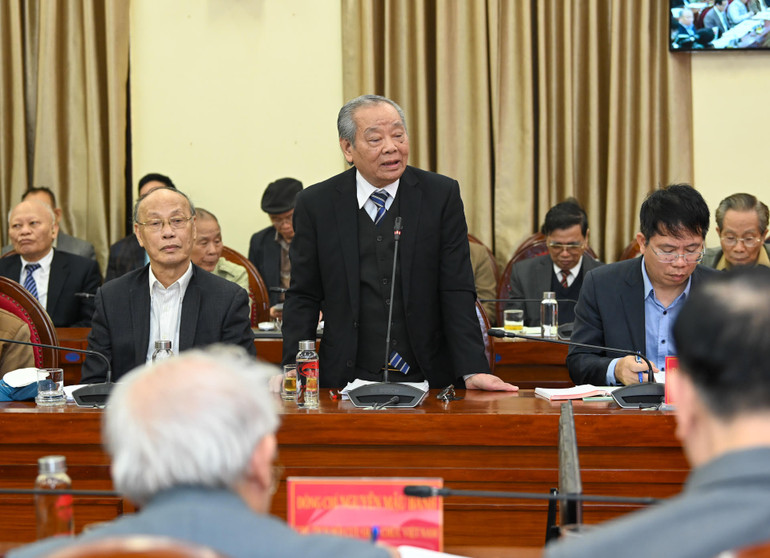 GS,TS Hoàng Ngọc Hòa tham luận về “Sửa đổi Luật đất đai tạo động lực cho sự phát triển bền vững nền kinh tế thị trường định hướng xã hội chủ nghĩa Việt Nam”.