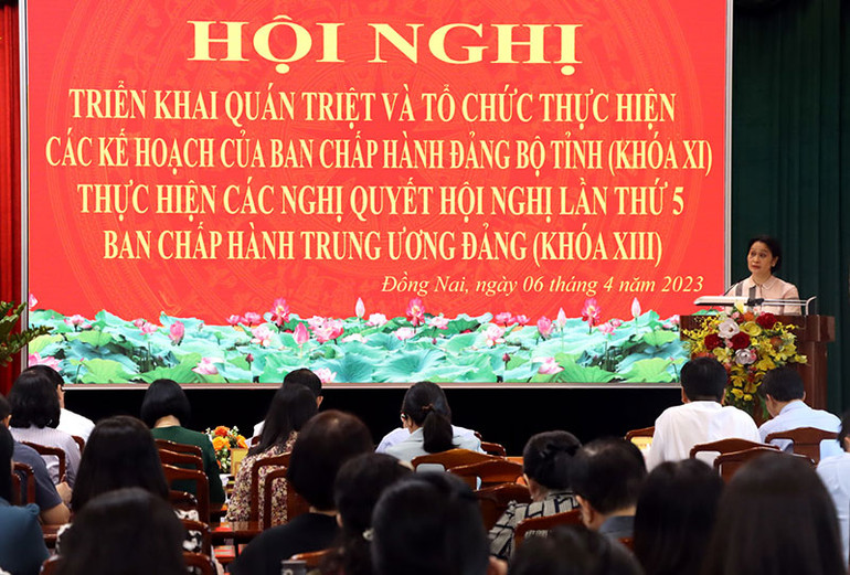 Đồng chí Đặng Minh Nguyệt, Ủy viên Ban Thường vụ, Trưởng Ban Tổ chức Tỉnh ủy Đồng Nai quán triệt Kế hoạch thực hiện Nghị quyết số 21 của Hội nghị Trung ương 5.