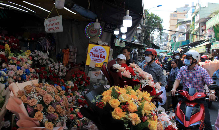 Một số tiểu thương tại chợ hoa Hồ Thị Kỷ cũng cho biết, giá hoa dịp lễ tăng nhẹ so với ngày thường khoảng 10-20%, sức mua năm nay có phần hạ nhiệt so với cùng kỳ năm trước.