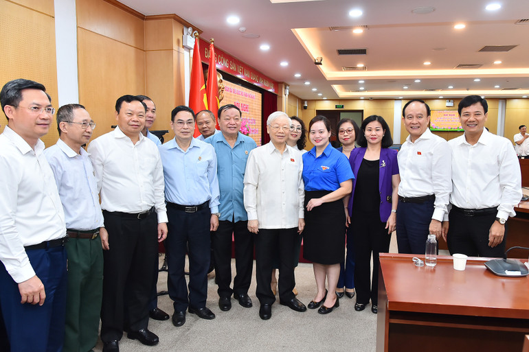 Tổng Bí thư Nguyễn Phú Trọng với các đại biểu và cử tri tại buổi tiếp xúc sáng 14/10.