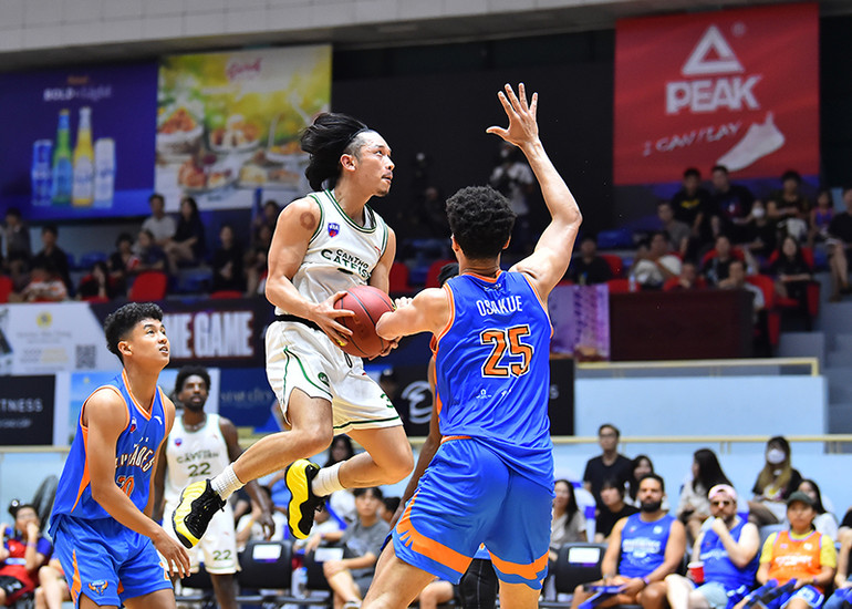 Michael Soy (Cantho Catfish) tiếp tục thể hiện phong độ ấn tượng của mình khi có được 23 điểm cùng 5 assists (kiến tạo) sau gần 38 phút thi đấu.