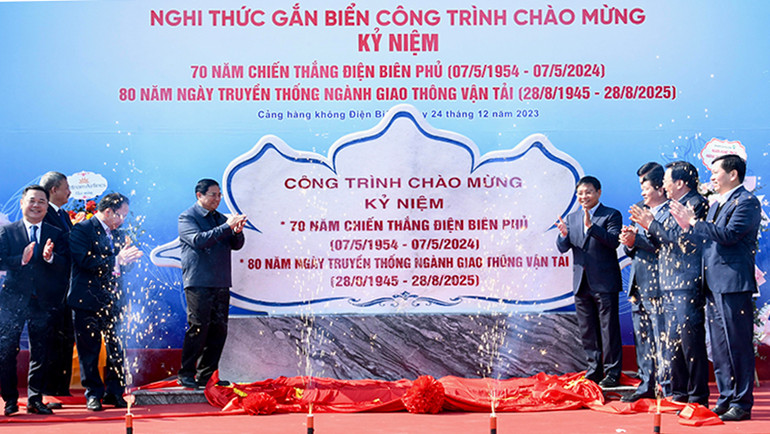 Thủ tướng Phạm Minh Chính thực hiện nghi thức gắn biển công trình.
