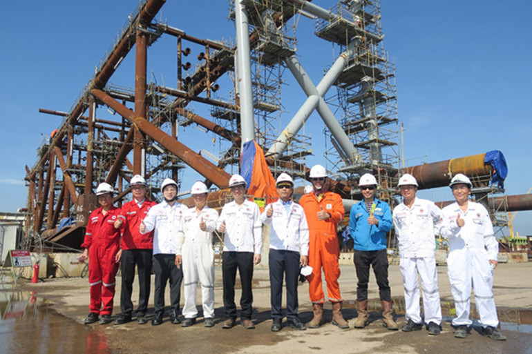 Tổng giám đốc Nguyễn Quỳnh Lâm kiểm tra công tác sản xuất tại Xí nghiệp Xây lắp, Khảo sát và Sửa chữa các công trình Khai thác Dầu khí. Tổng giám đốc Nguyễn Quỳnh Lâm kiểm tra công tác sản xuất tại Xí nghiệp Xây lắp, Khảo sát và Sửa chữa các công trình Khai thác Dầu khí.