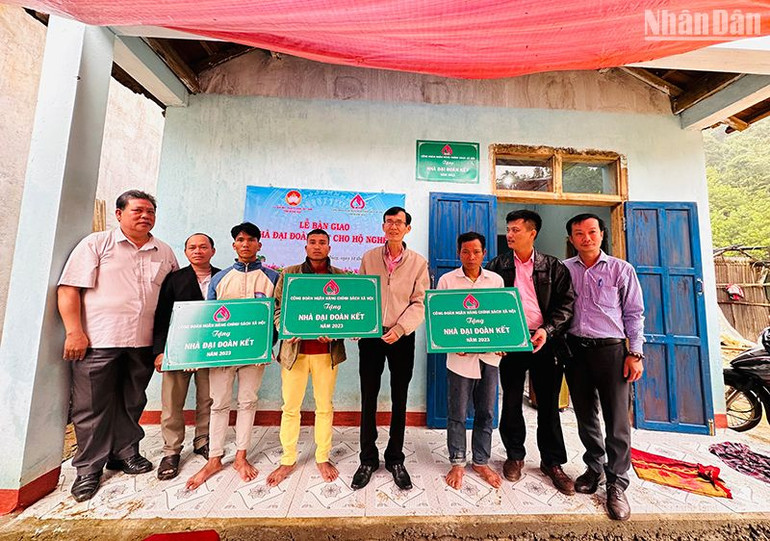 Trao tặng nhà cho các hộ dân thôn Trà Bung, xã Trà Phong, huyện Trà Bồng. (Ảnh: ĐÔNG HUYỀN)