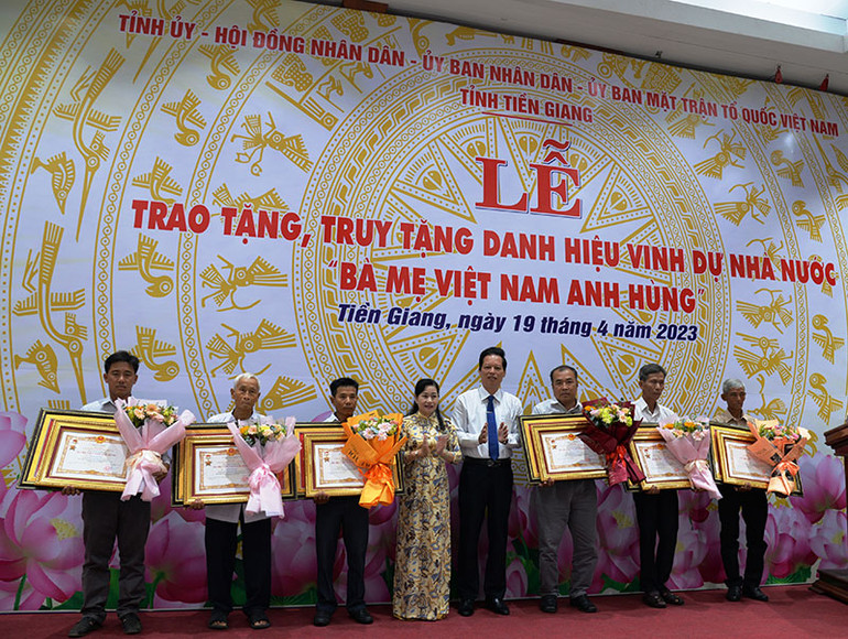 Trong đợt này, Tiền Giang trao tặng, truy tặng Danh hiệu vinh dự Nhà nước cho 16 Bà mẹ Việt Nam Anh hùng. Trong đợt này, Tiền Giang trao tặng, truy tặng Danh hiệu vinh dự Nhà nước cho 16 Bà mẹ Việt Nam Anh hùng.