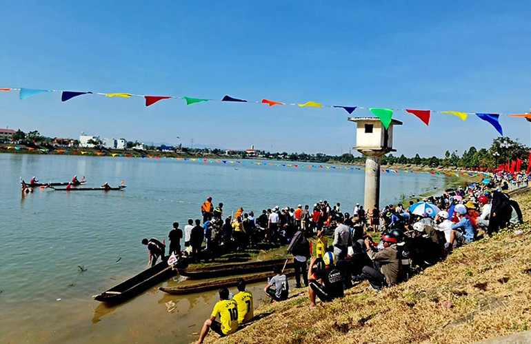 Đông đảo cán bộ, nhân dân, học sinh trên địa bàn tỉnh Kon Tum đến cổ vũ cho các đội đua.