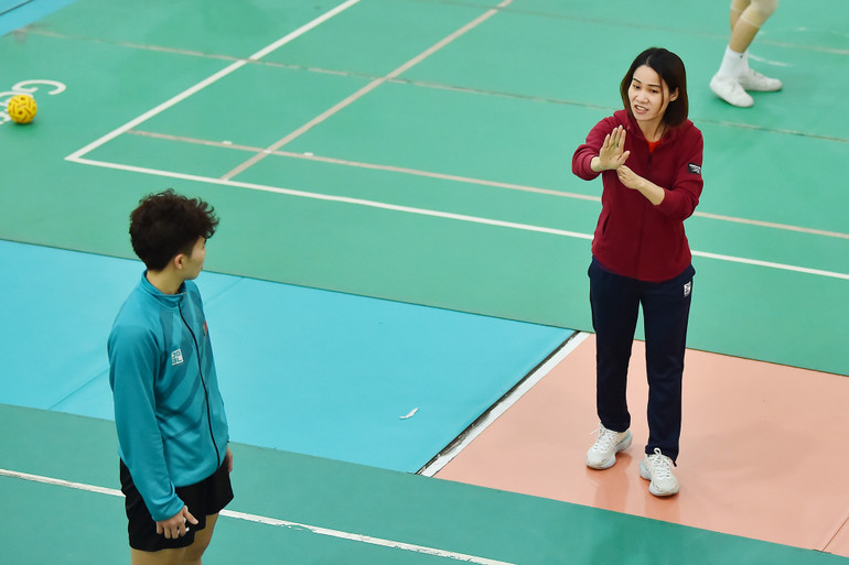 Những niềm hy vọng vàng của môn Cầu mây tại ASIAD 19 lắng nghe sự chỉ dẫn của huấn luyện viên trưởng đội tuyển Trần Thị Vui.