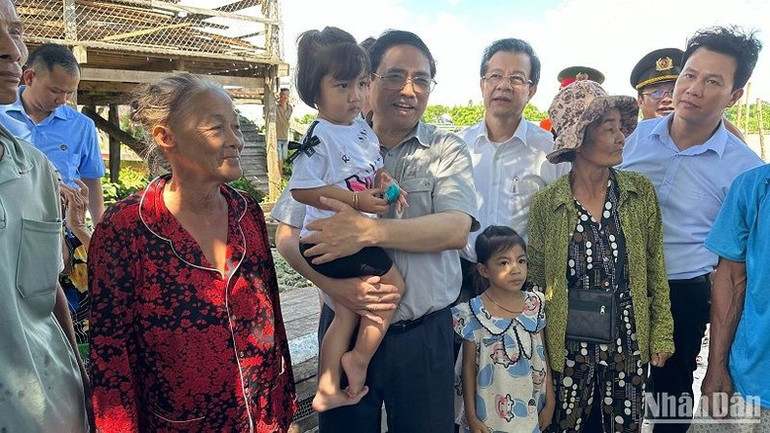 Thủ tướng Phạm Minh Chính thăm bà con nhân dân trong vùng nhân chuyến khảo sát.