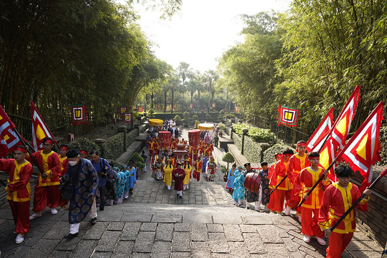 Nghi thức Lễ dâng cúng bánh tét Quốc tổ Hùng Vương.