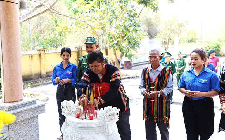 Già làng và các đoàn viên, thanh niên xã biên giới Krông Na, huyện Buôn Đôn dâng hương tưởng niệm các liệt sĩ và giáo dục truyền thống cách mạng tại Bia tưởng niệm Di tích Quốc gia đặc biệt Đường Trường Sơn - Đường Hồ Chí Minh - Bến vượt sông Sê-rê-pốk. Già làng và các đoàn viên, thanh niên xã biên giới Krông Na, huyện Buôn Đôn dâng hương tưởng niệm các liệt sĩ và giáo dục truyền thống cách mạng tại Bia tưởng niệm Di tích Quốc gia đặc biệt Đường Trường Sơn - Đường Hồ Chí Minh - Bến vượt sông Sê-rê-pốk.