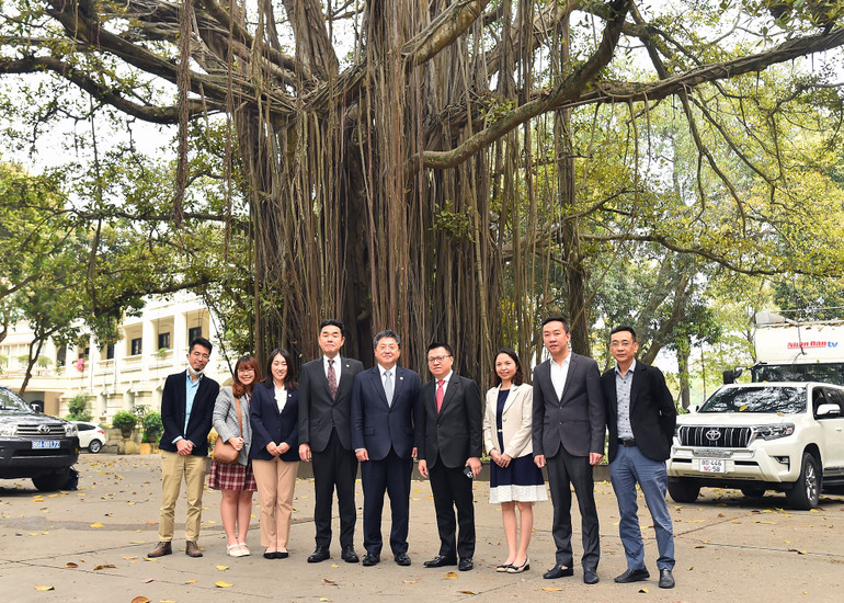 Tổng Biên tập Báo Nhân Dân Lê Quốc Minh cùng lãnh đạo JICA tại Việt Nam và các thành viên hai đơn vị chụp ảnh chung tại cây đa Báo Nhân Dân sau buổi làm việc.