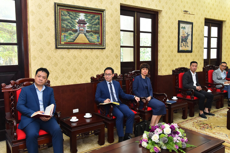 Các đồng chí lãnh đạo các ban, đơn vị của Báo Nhân Dân và đại diện Ban Đối ngoại Trung ương tại buổi tiếp.