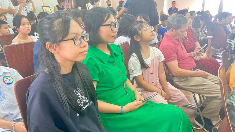 Nhiều phụ huynh cùng con đến tham dự sự kiện. Nhiều phụ huynh cùng con đến tham dự sự kiện.