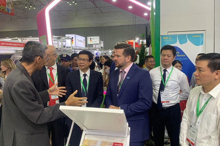 Các đại biểu tham quan các gian hàng trưng bày tại triển lãm quốc tế lần thứ 7 về công nghệ phân tích, thí nghiệm, chẩn đoán và công nghệ sinh học.