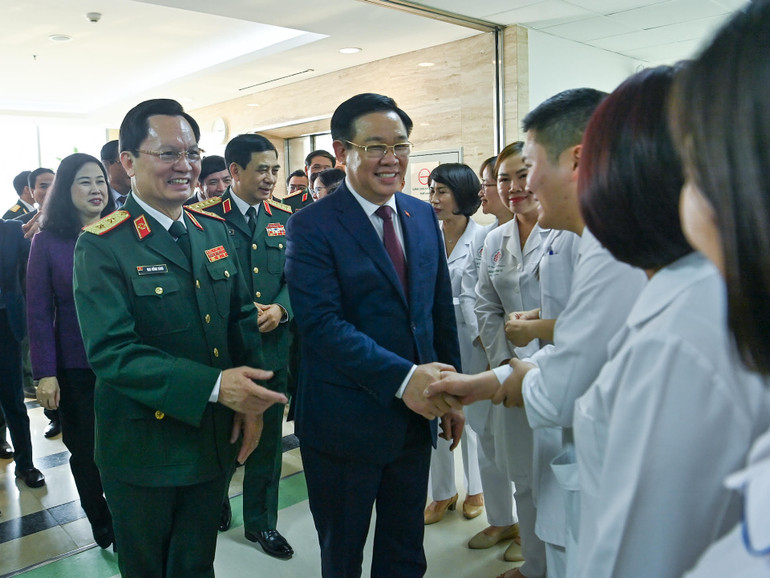 Chủ tịch Quốc hội Vương Đình Huệ thăm hỏi, chúc mừng các y bác sĩ tại Khoa Ung thư tổng hợp.