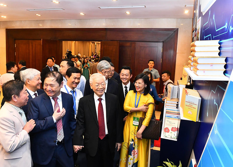 Tổng Bí thư Nguyễn Phú Trọng và các đại biểu tham quan các gian trưng bày giới thiệu thành tựu khoa học-kỹ thuật. (Ảnh: ĐĂNG KHOA)