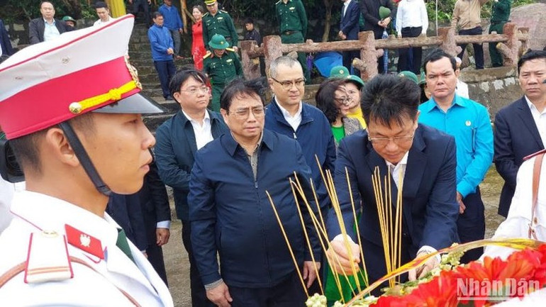 Thủ tướng Chính phủ Phạm Minh Chính và đoàn công tác dâng hương, thả vòng hoa tưởng niệm các anh hùng liệt sĩ tại Di tích lịch sử quốc gia Bến tàu Không số Vũng Rô, xã Hòa Xuân Nam, thị xã Đông Hòa.