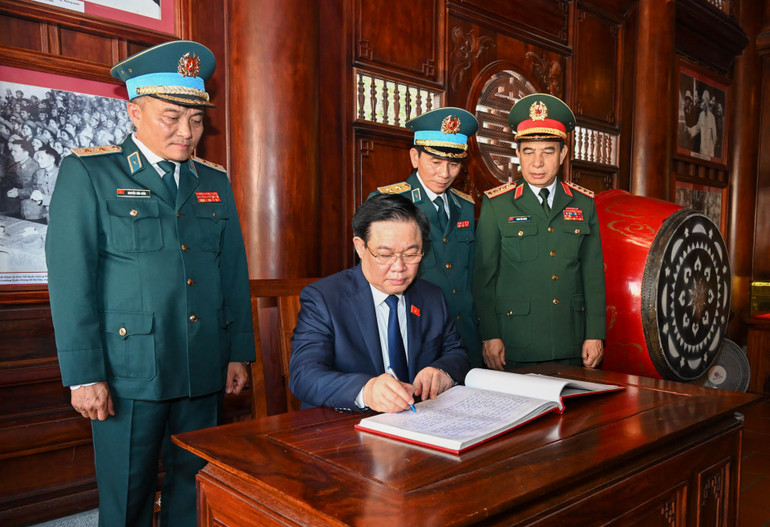 Chủ tịch Quốc hội Vương Đình Huệ ghi sổ vàng lưu niệm tại Quân chủng Phòng không - Không quân. (Ảnh: Duy Linh)