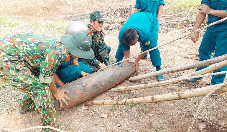 Quả bom nặng hơn 200kg, còn ngòi nổ sẽ được đưa về tập kết tại trường bắn huyện Tiểu Cần để xử lý.