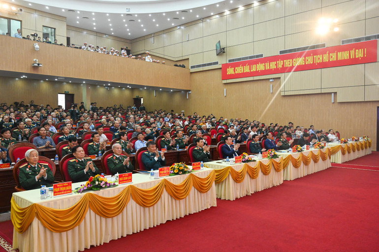 Các đồng chí lãnh đạo Đảng, Nhà nước và các đại biểu dự lễ kỷ niệm. (Ảnh: Duy Linh)