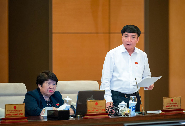 Tổng Thư ký, Chủ nhiệm Văn phòng Quốc hội phát biểu mở đầu phiên họp.