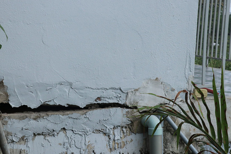 Sạt lở làm sụt lún nền nhà của người dân (đoạn qua địa phận xã Phước Lại, huyện Cần Giuộc, tỉnh Long An) làm phần tường nhà tách rời với đà.