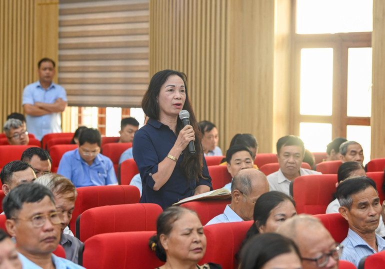 Cử tri Nguyễn Thị Hảo (phường Ngọc Xuyên) tham gia ý kiến về Luật An ninh mạng.