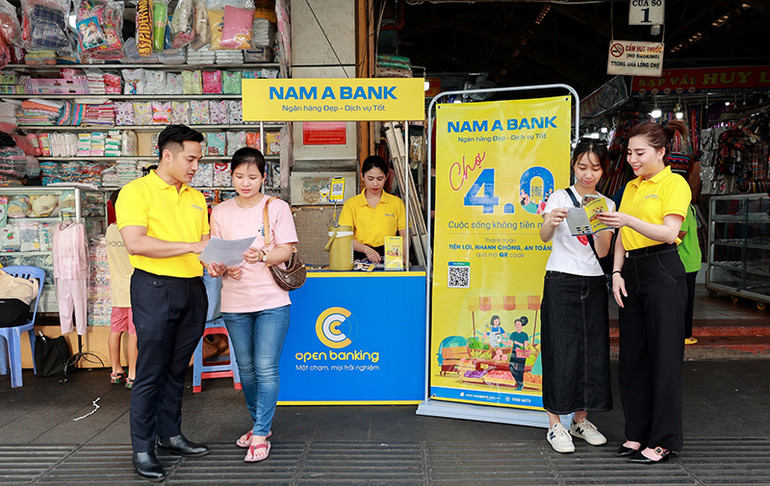 Người dân thanh toán mua hàng bằng Open Banking Nam A Bank.