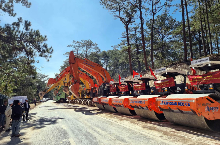 Đơn vị trúng thầu tổ chức thi công 3 ca, 4 kíp để quyết tâm đưa dự án về đích đúng tiến độ.