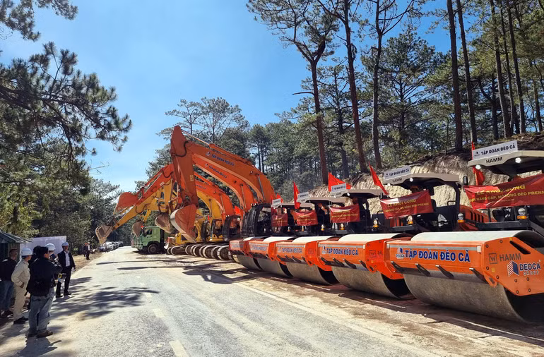 Đơn vị trúng thầu tổ chức thi công 3 ca, 4 kíp để quyết tâm đưa dự án về đích đúng tiến độ. Đơn vị trúng thầu tổ chức thi công 3 ca, 4 kíp để quyết tâm đưa dự án về đích đúng tiến độ.
