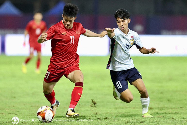 Thanh Nhàn đi bóng trước sự truy cản của cầu thủ Lào. (Ảnh: VFF)