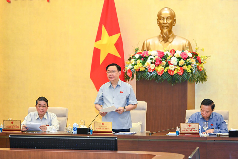 Chủ tịch Quốc hội Vương Đình Huệ phát biểu khai mạc, gợi mở các nội dung thảo luận tại phiên họp.